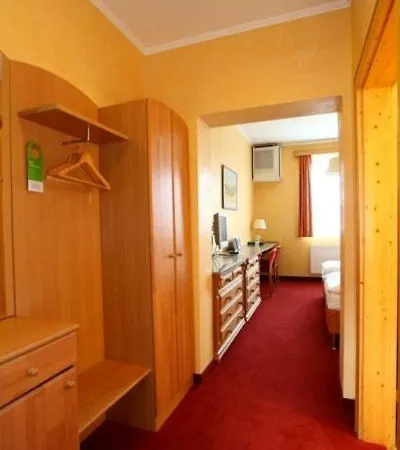 Oldtimer Motorhotel ホテル グントラムスドルフ